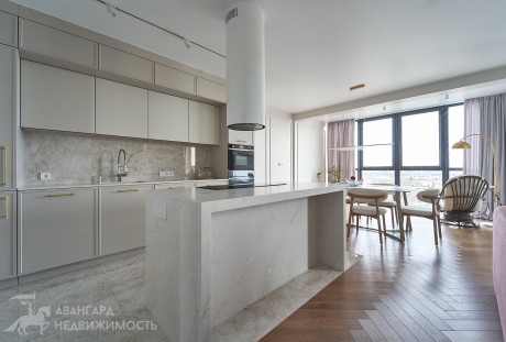 Светлая трехкомнатная квартира с дизайнерским ремонтом возле сквера