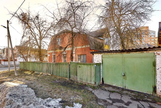 Фото Привлекательность домовладения увеличивается с годами! Двухуровневый кирпичный дом на пересечении улиц Васнецова и Айвазовского. — 1