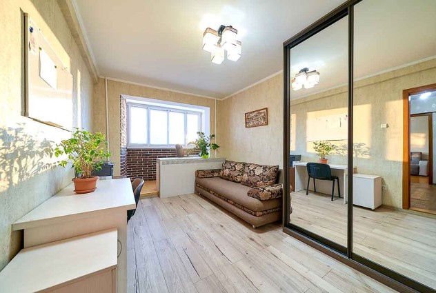 Фото 3-комнатная квартира для дружной семьи рядом с метро Спортивная, ул. Бельского 25 — 1