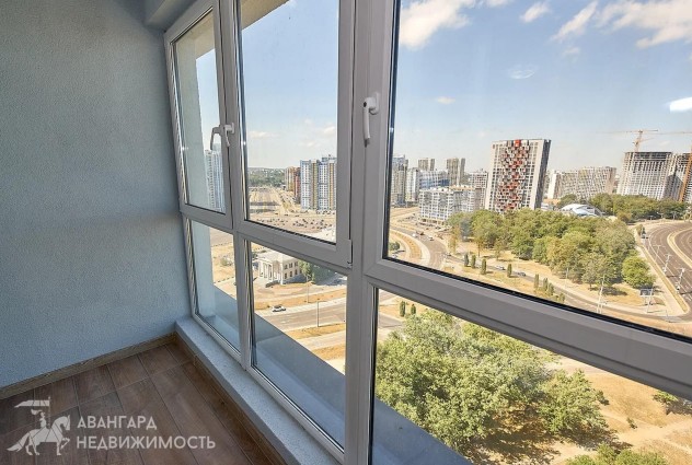 Фото Вид из панорамных окон на зелень ландшафта и фонтан — 35