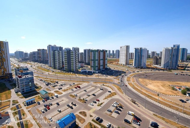 Фото Вид из панорамных окон на зелень ландшафта и фонтан — 53