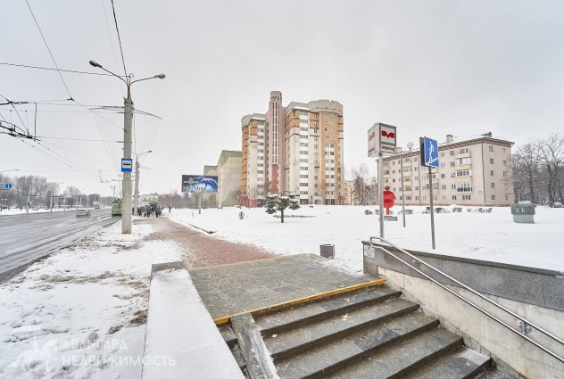 Фото Рядом метро! Яркая 3-комнатная квартира с мебелью — 43
