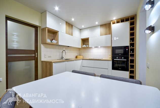 Фото 3-комнатная с дизайнерским ремонтом в 300 метрах от метро Московская. — 3