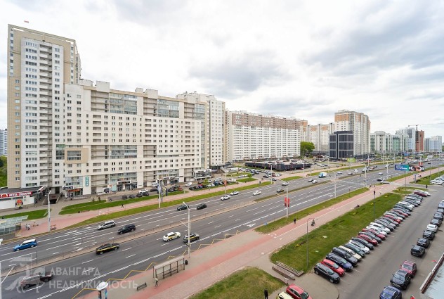 Фото Просторная видовая квартира с дизайнерским ремонтом — 57