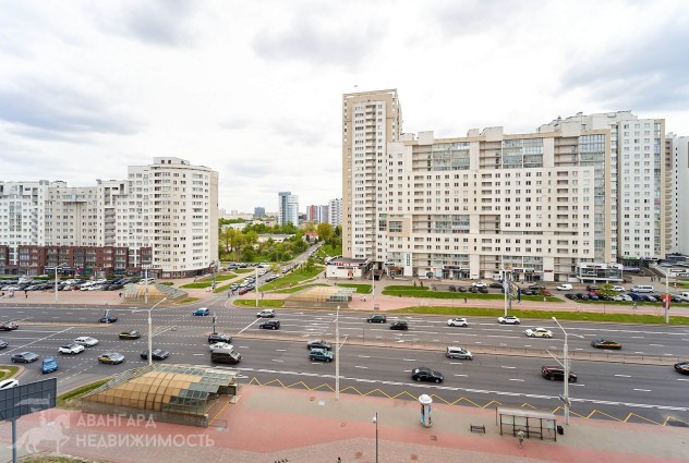 Фото Просторная видовая квартира с дизайнерским ремонтом — 59