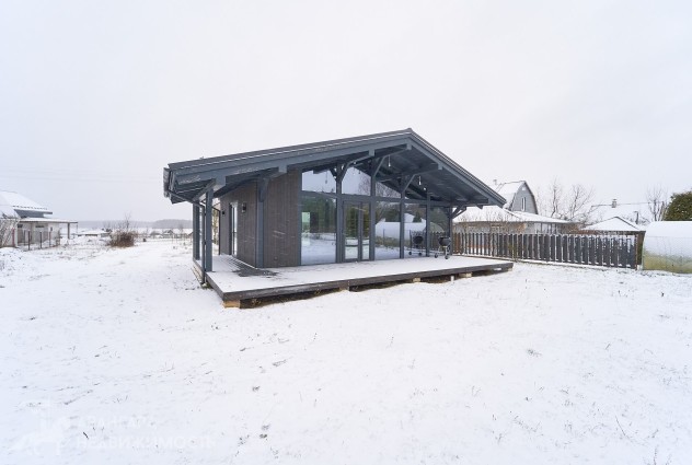 Фото Новый современный дом, граничащий с лесом. — 1