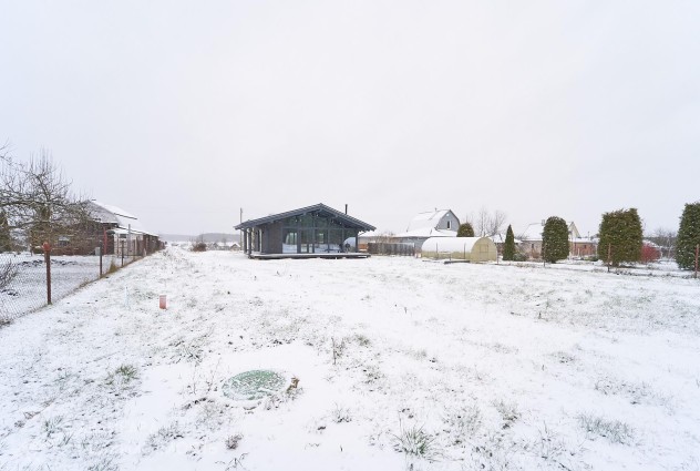 Фото Новый современный дом, граничащий с лесом. — 11
