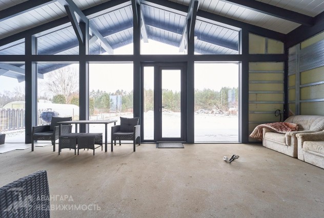 Фото Новый современный дом, граничащий с лесом. — 17