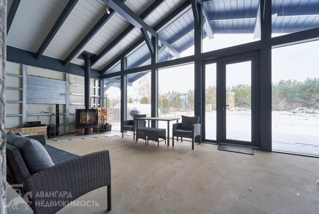 Фото Новый современный дом, граничащий с лесом. — 21