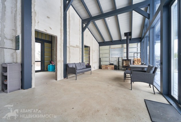 Фото Новый современный дом, граничащий с лесом. — 25