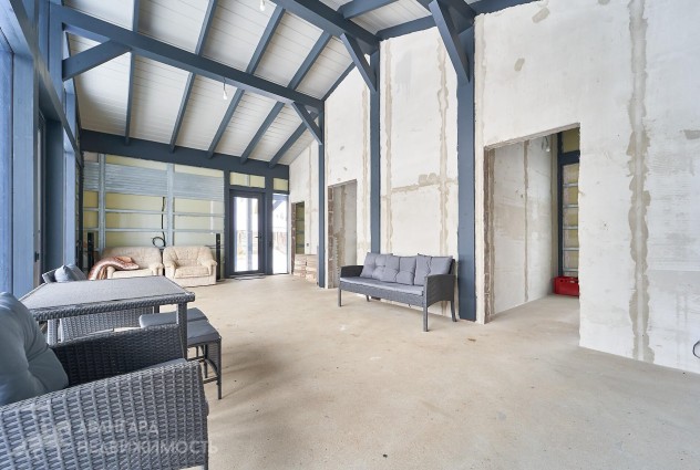 Фото Новый современный дом, граничащий с лесом. — 33