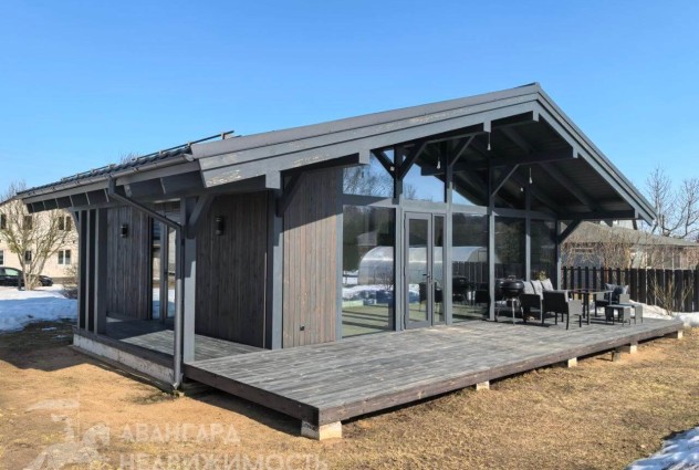 Фото Новый современный дом, граничащий с лесом. — 1