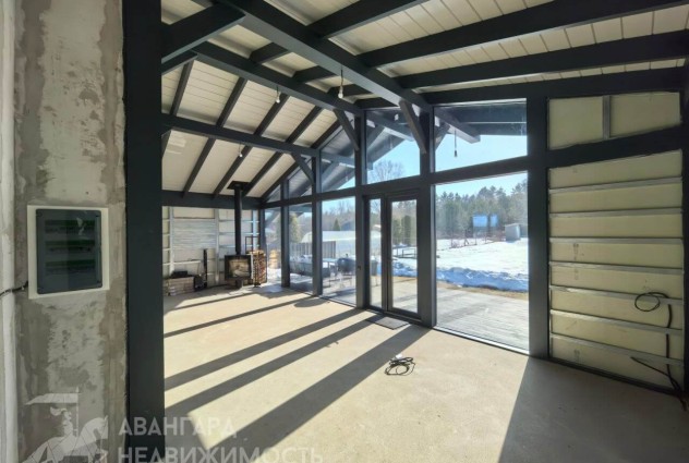 Фото Новый современный дом, граничащий с лесом. — 17