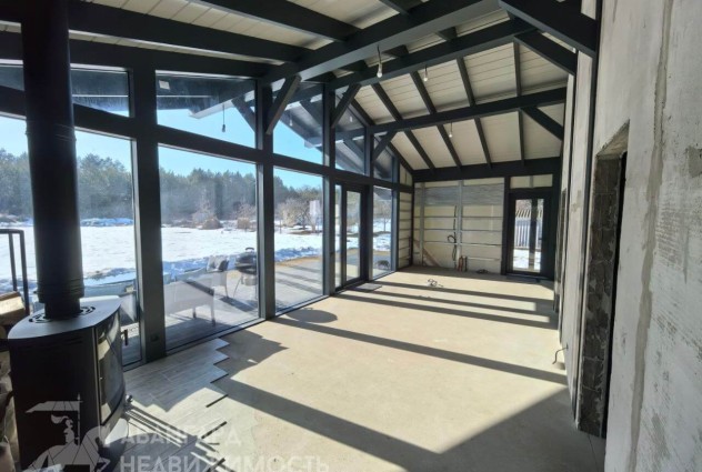 Фото Новый современный дом, граничащий с лесом. — 9