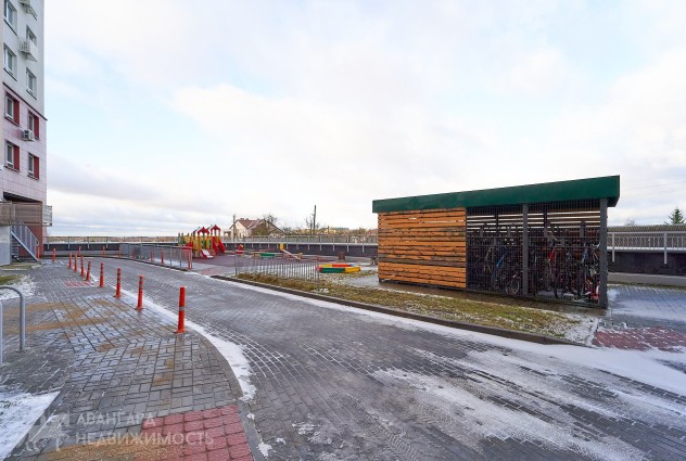 Фото Светлая трехкомнатная квартира с дизайнерским ремонтом возле сквера — 81