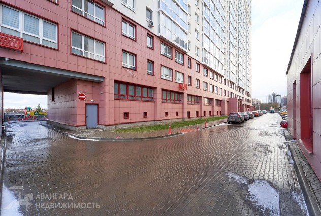 Фото Светлая трехкомнатная квартира с дизайнерским ремонтом возле сквера — 85