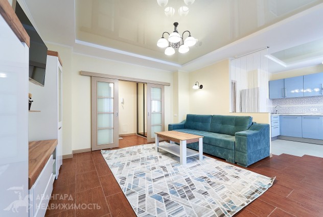 Фото Просторная студия с панорамным видом в мкр. Лебяжий, ул. Мястровская 12. — 3