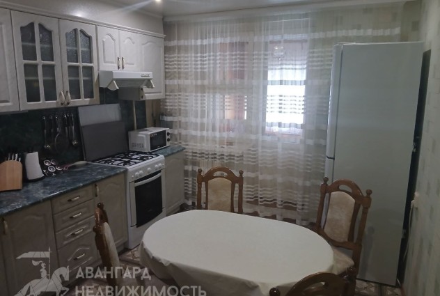 Фото Просторная трехкомнатная  квартира на ул.Сумченко 83 — 3