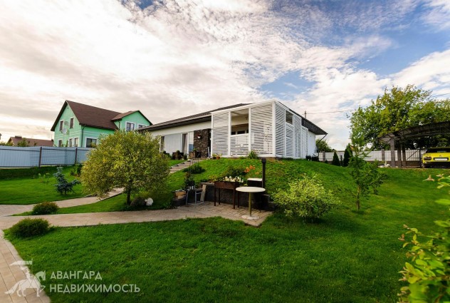 Фото Современный дом с обустроенным участком и летним домиком — 9